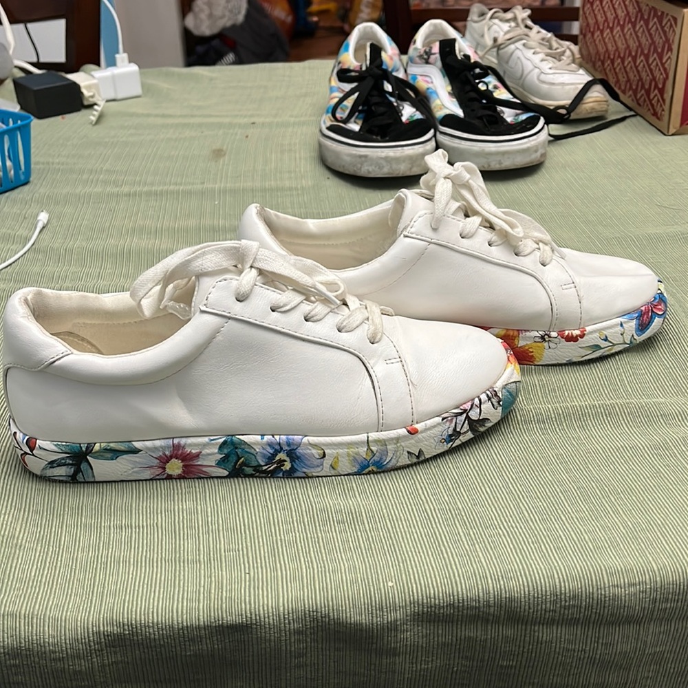 One worn once SHOE DAZZLE Bobbi (mens 7.5) white faux leather sneaker